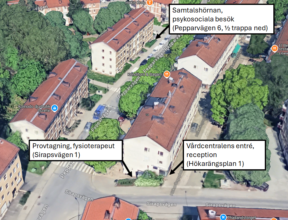 Flygfoto över vårdcentralens olika entréer